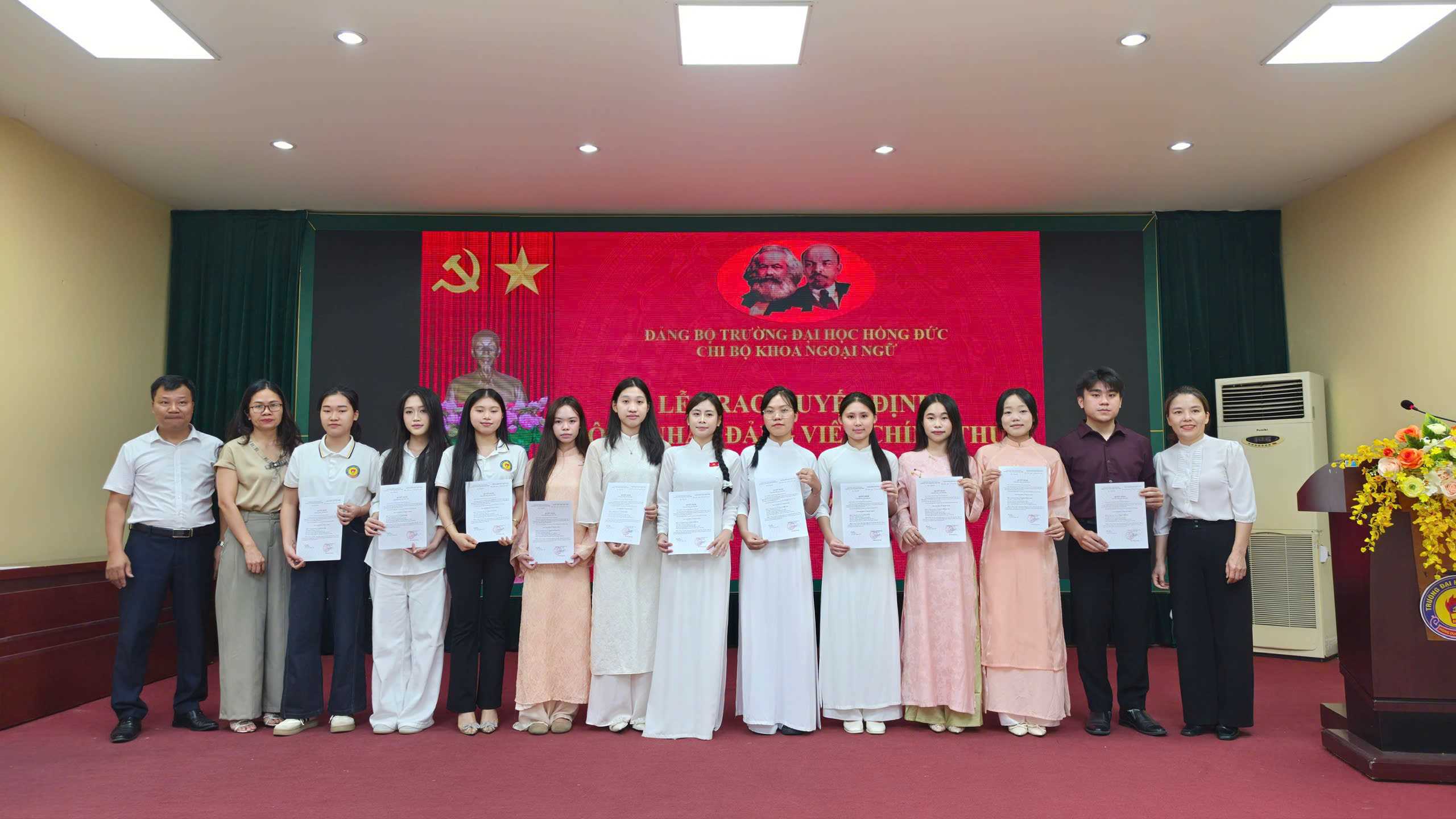 CHI BỘ KHOA NGOẠI NGỮ TỔ CHỨC LỄ KẾT NẠP ĐẢNG VIÊN MỚI VÀ TRAO QUYẾT ĐỊNH CÔNG NHẬN ĐẢNG VIÊN CHÍNH THỨC CHO CÁC ĐẢNG VIÊN DỰ BỊ 